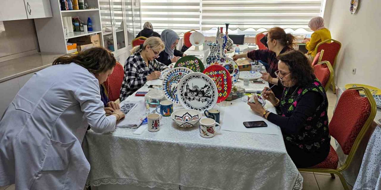 Tokat’ta Kadınlar Çini Sanatıyla Hem Hobi Hem Meslek Ediniyor