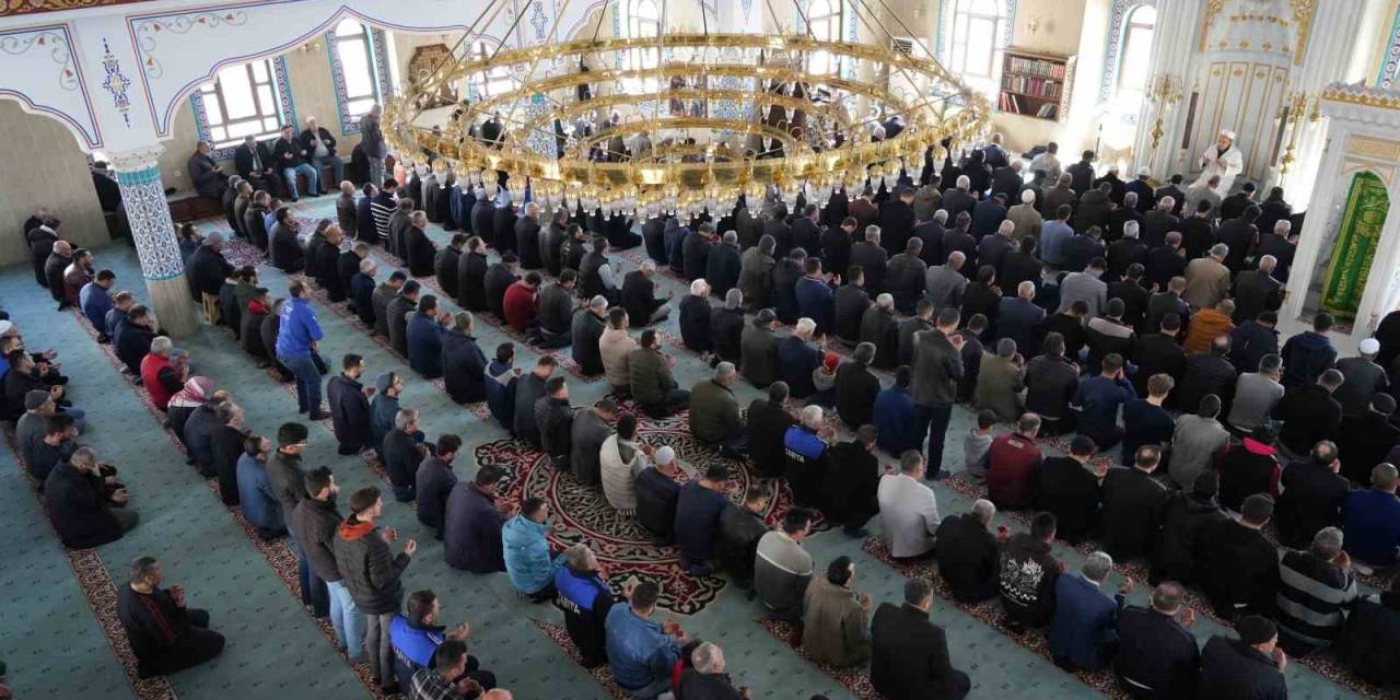 Kilis’te Cuma Namazı Sonrası Filistinliler İçin Dua Edildi