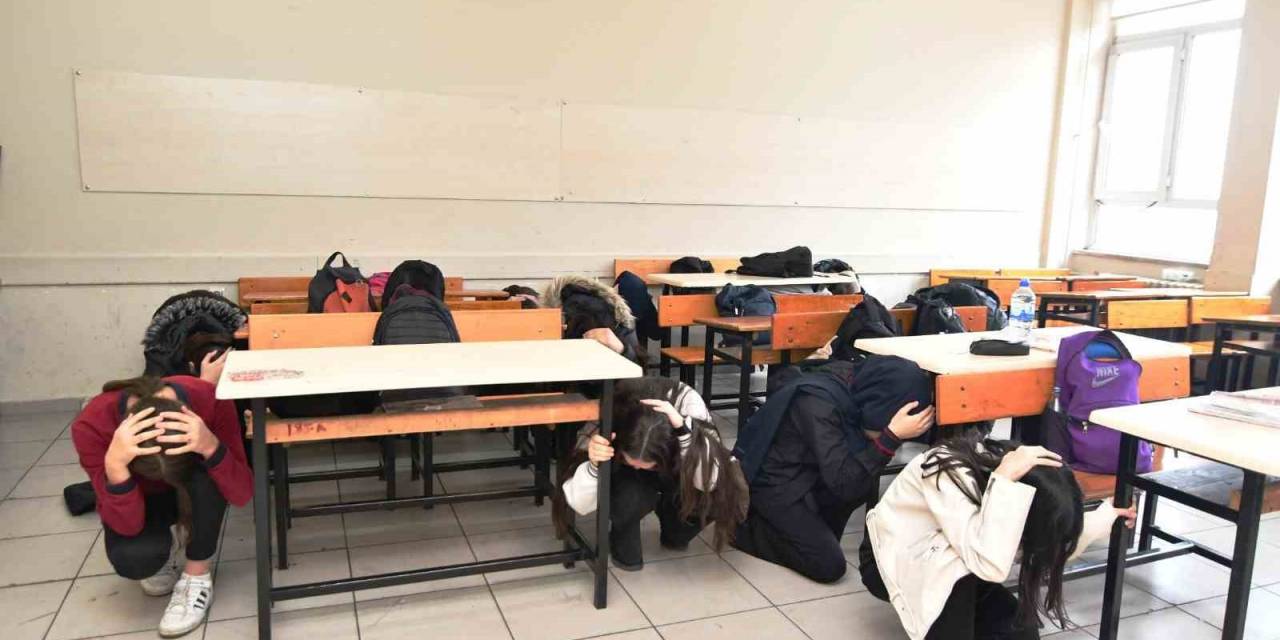 Karabük’teki Okullarda Deprem Tatbikatı Yapılıyor