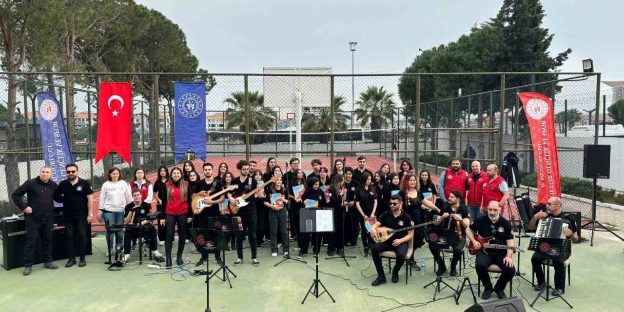 Balıkesirli Gençler Ayvalık’ta Pop Konseri Verdi