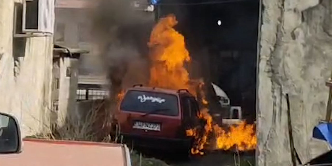 Rize'de park halindeki 2 otomobil yandı