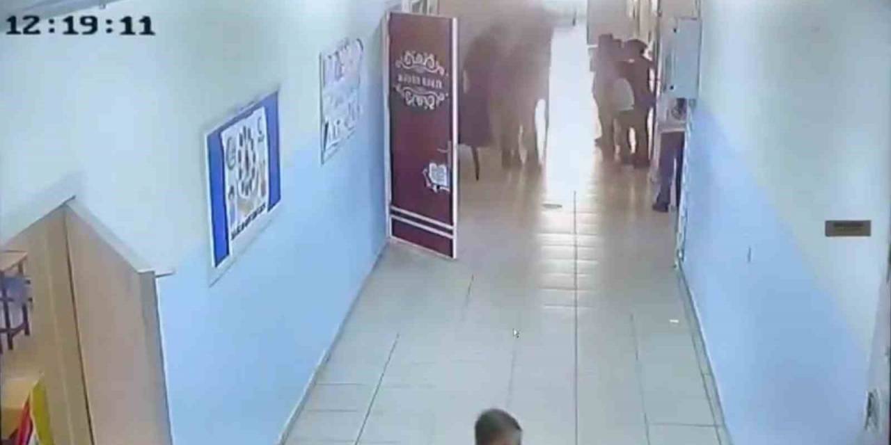 Okul Müdürünün Heimlich Manevrası Öğrencinin Hayatını Kurtardı