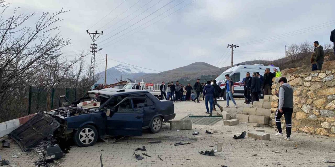 Kontrolden Çıkan Otomobil Okulun Bahçesine Daldı