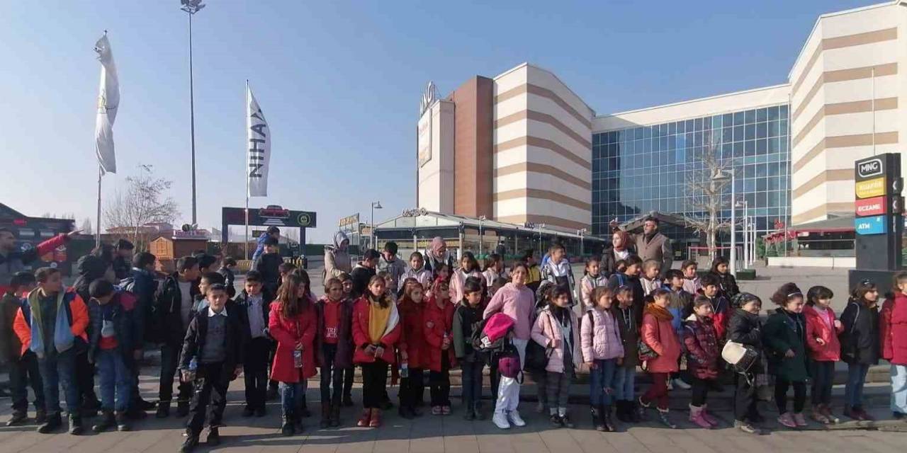 Taşradaki Öğrencilerin Hayallerini Gerçekleştiriyor