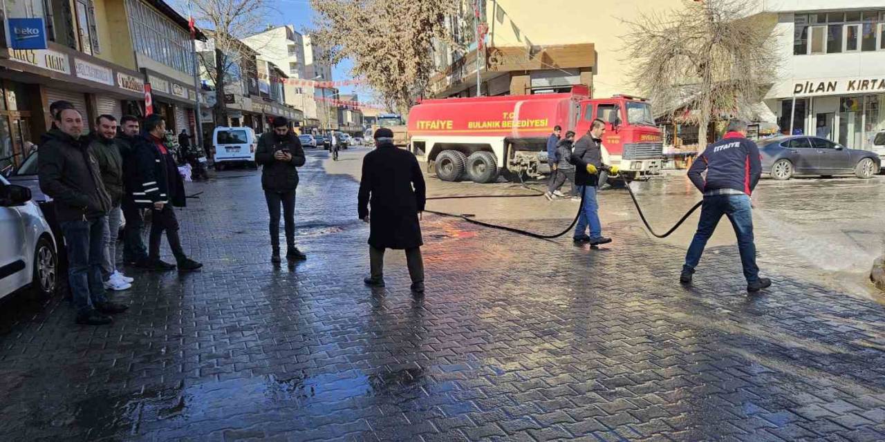 Bulanık’ta Cadde Ve Sokaklar Yıkandı