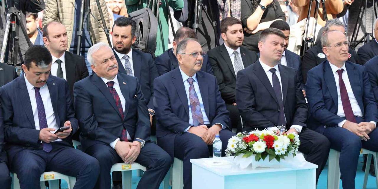 Bakan Özhaseki: "Türkiye’nin Her Tarafında Kentsel Dönüşümü Destekliyorum"