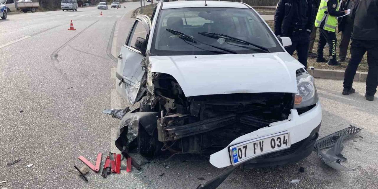 Burdur’da Traktör Otomobille Çarpıştı: 2 Yaralı