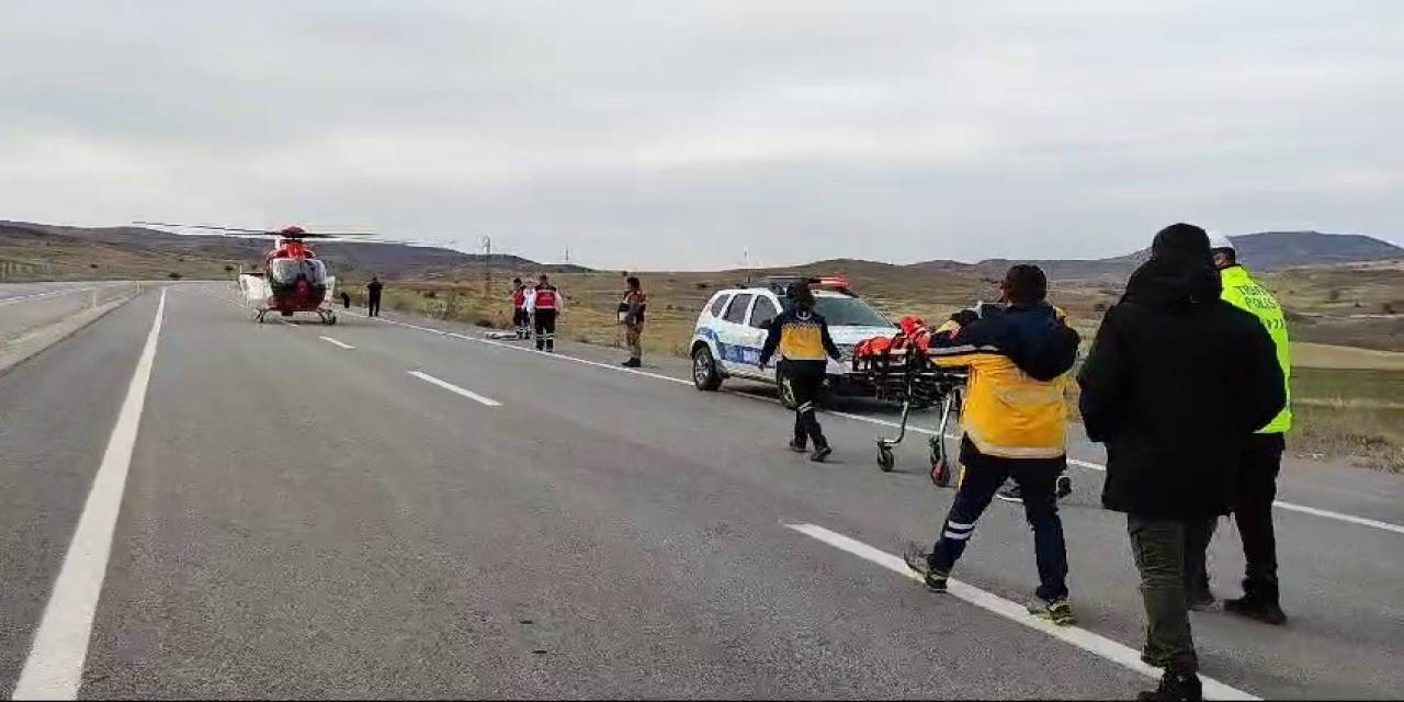 Köpeğe Çarpmamak İçin Manevra Yaptı, Tarlaya Devrildi: 5 Yaralı