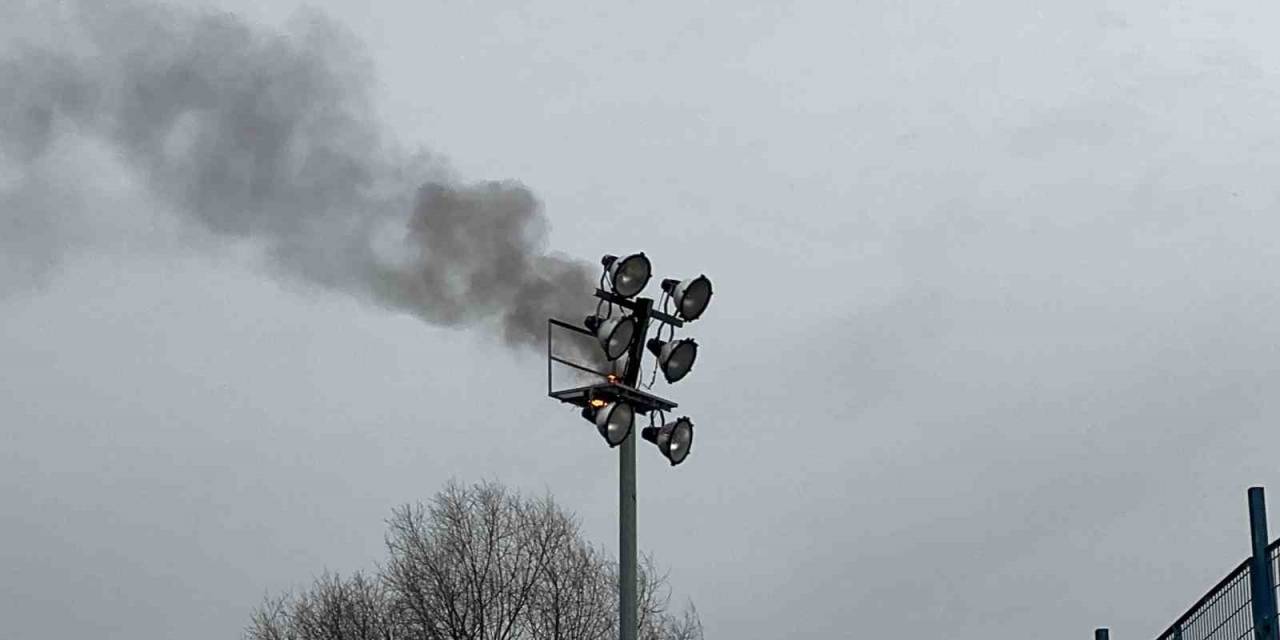 Aydınlatma Direği Yandı, Futbol Müsabakası Ertelendi