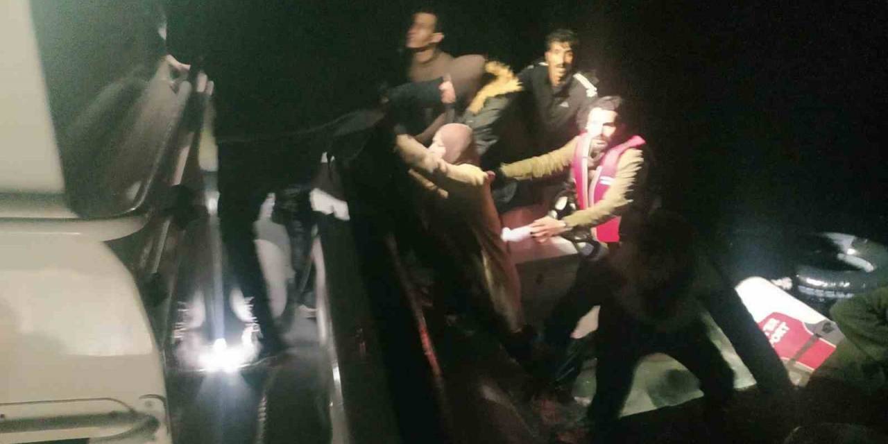 Botları Su Alan Düzensiz Göçmenler Kurtarıldı