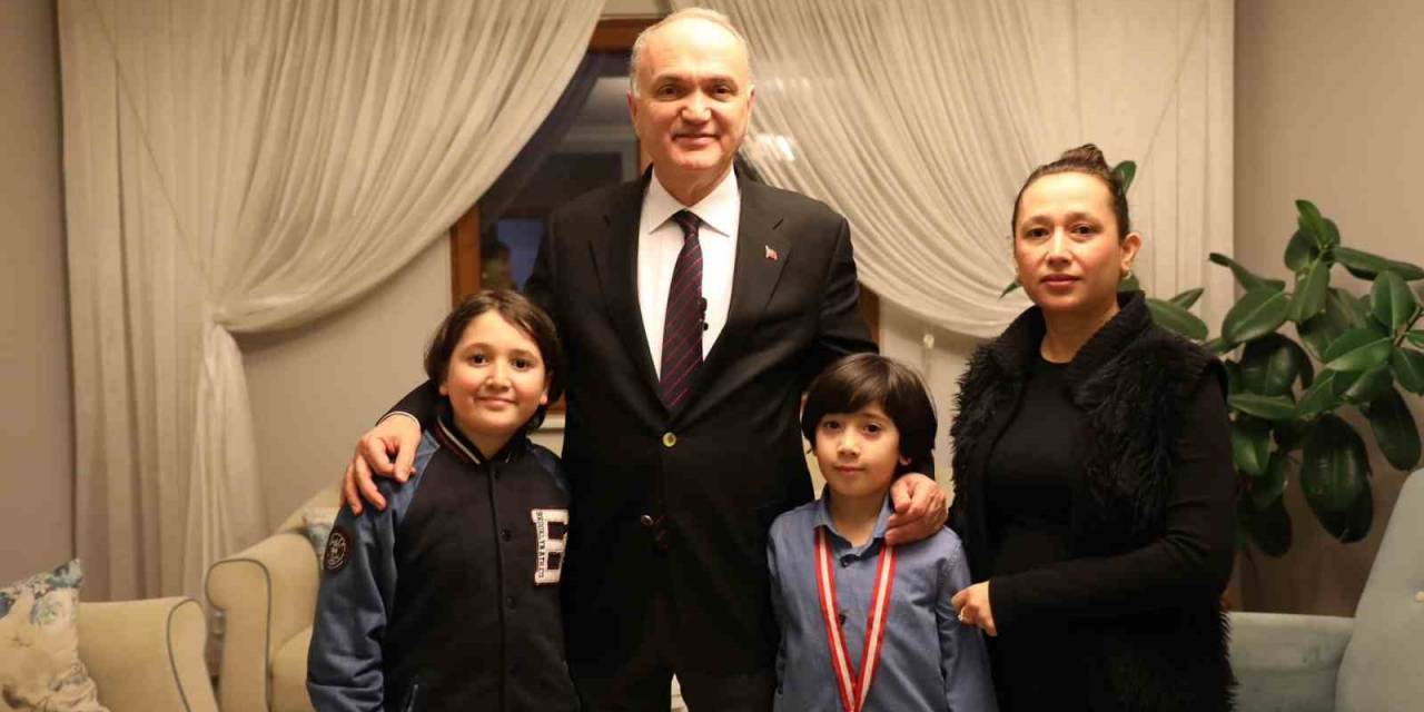 Okuma Şampiyonuna Dünya Klasikleri Hediye Etti