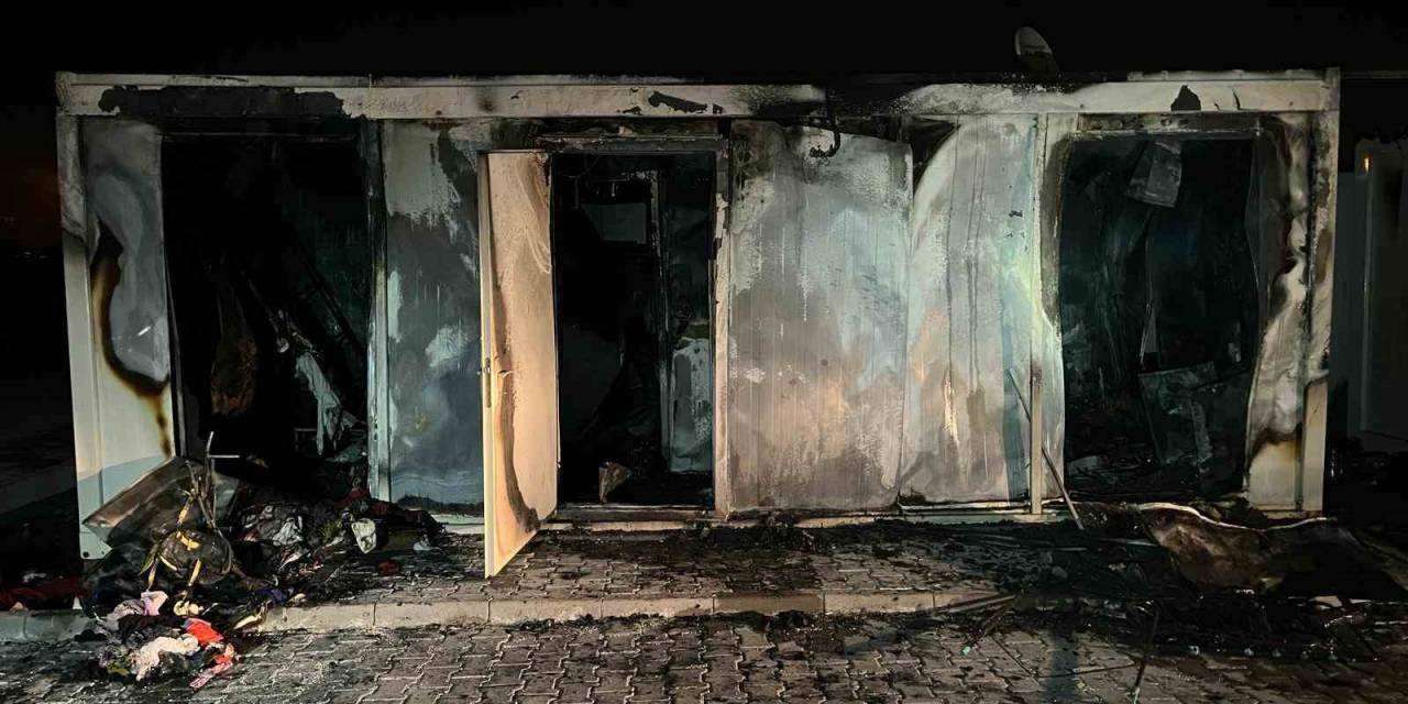 Yanan Konteyner Kullanılmaz Hale Geldi