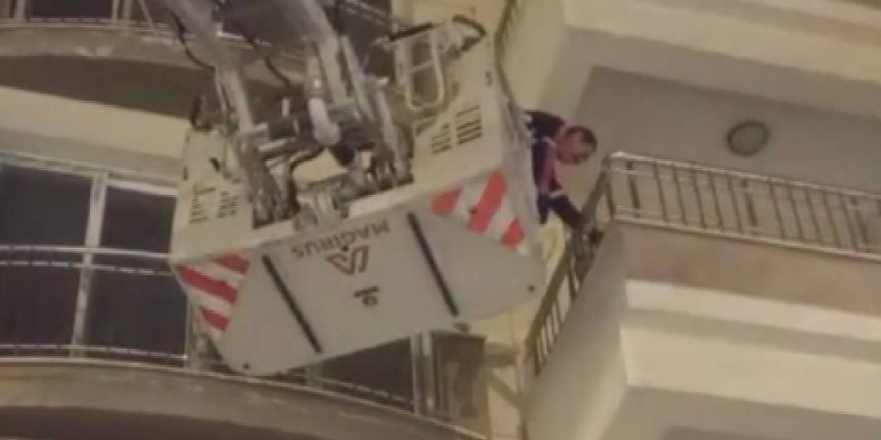 Hasarlı Binada Mahsur Kalan Kedi İtfaiye Ekipleri Tarafından Kurtarıldı