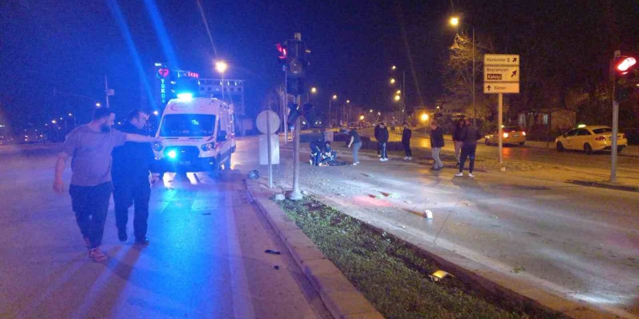 Akrobatik Hareketler Yapan Motorcu Trafik Işıklarına Çaptı