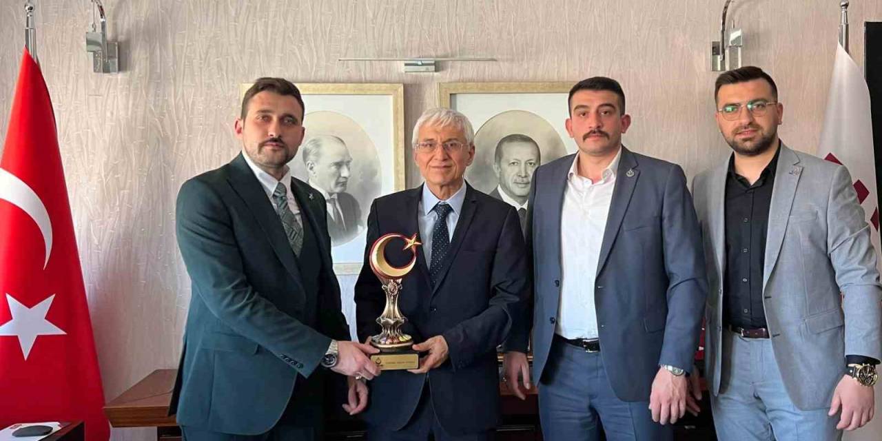 Eskişehir Alperen Ocakları’ndan Rektör Prof. Dr. Adnan Özcan’a Ziyaret
