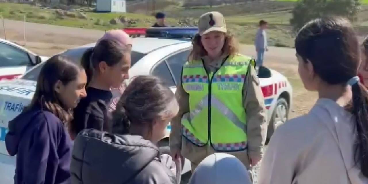 Jandarmadan Depremzede Çocuklara Trafik Eğitimi