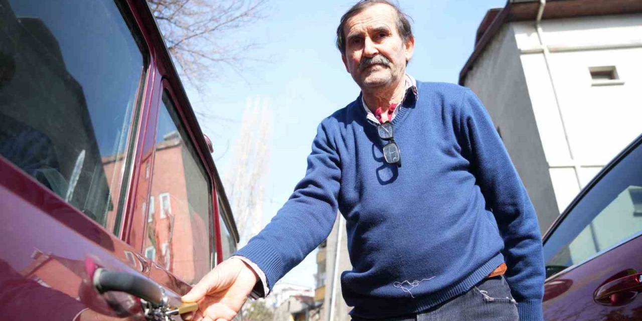 Hırsızlardan Bıkan Esnaf, Otomobilini Zincire Vurdu