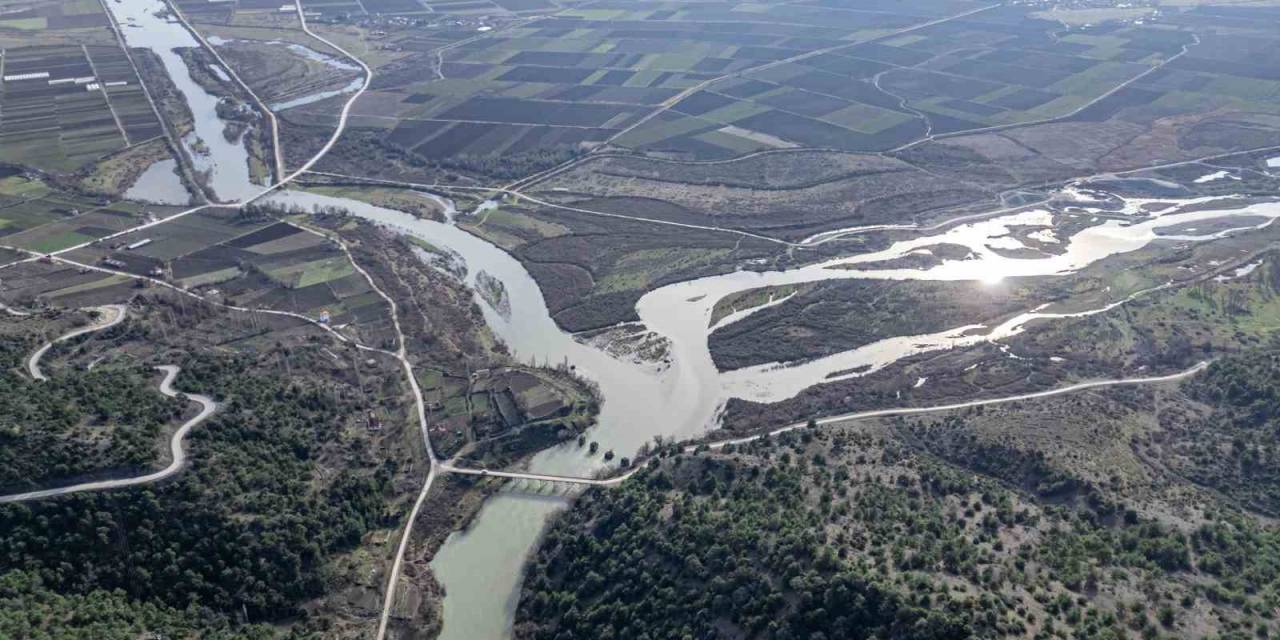 Tozanlı Ve Kelkit Çaylarının Kucaklaşmasıyla Oluşan Yeşilırmak, Görsel Şölen Oluşturuyor