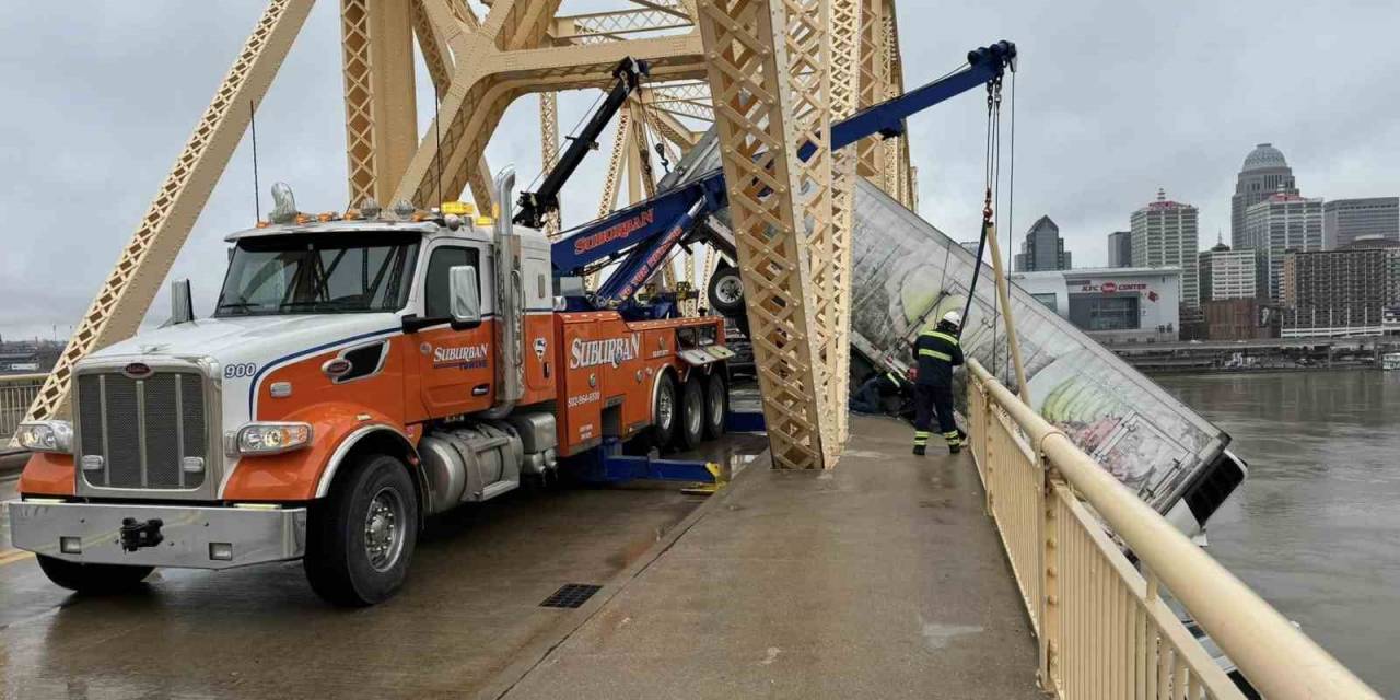 Abd’de Köprü Bariyerlerine Çarpan Kamyon Havada Asılı Kaldı
