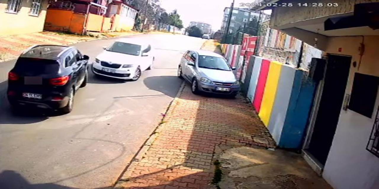 Sultanbeyli’de İlginç Kaza, Manevra Yapmaya Çalışırken Araca Çarptı