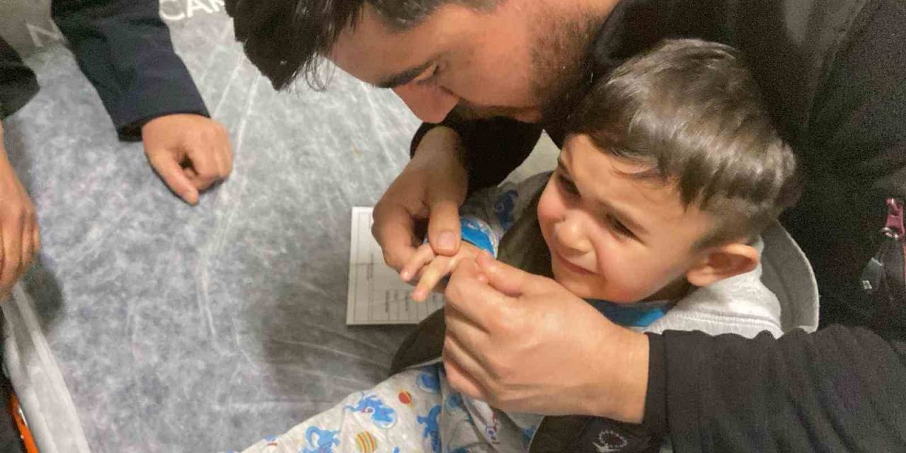 Kapak Açacağına Parmağını Sıkıştıran Çocuğu İtfaiye Kurtardı