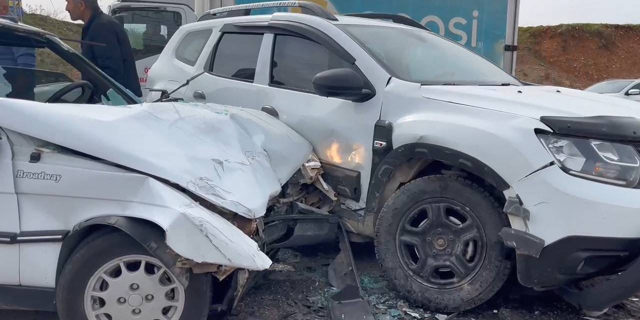 Kahta’da Otomobiller Çarpıştı: 2 Sürücü Yaralandı