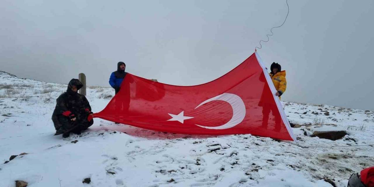 Dağcılar, Yıpranan Türk Bayrağı’nı Değiştirdi
