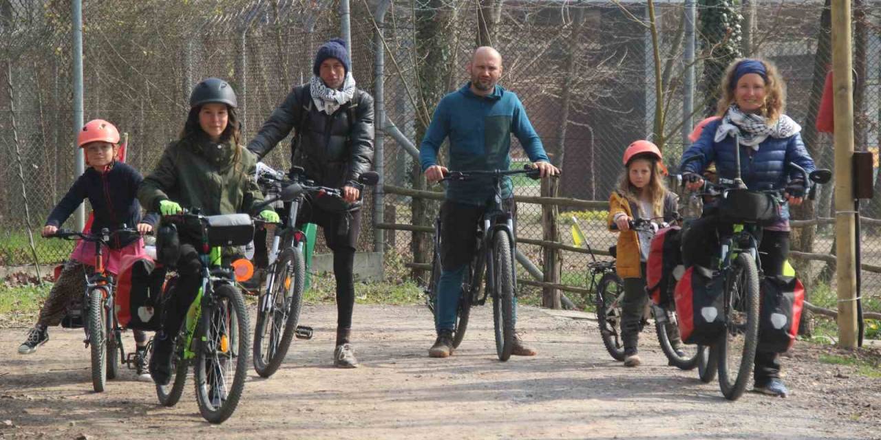 Eşek Arabası Ve Bisikletle Onları Yollarda Görenler Şaşırıyor