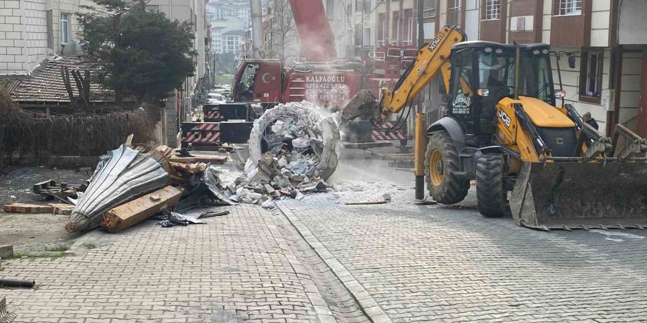 Esenyurt’ta Onarım Yapılan Minarenin Petek Ve Külah Kısmı Halatın Kopması Sonucu Zemine Düştü