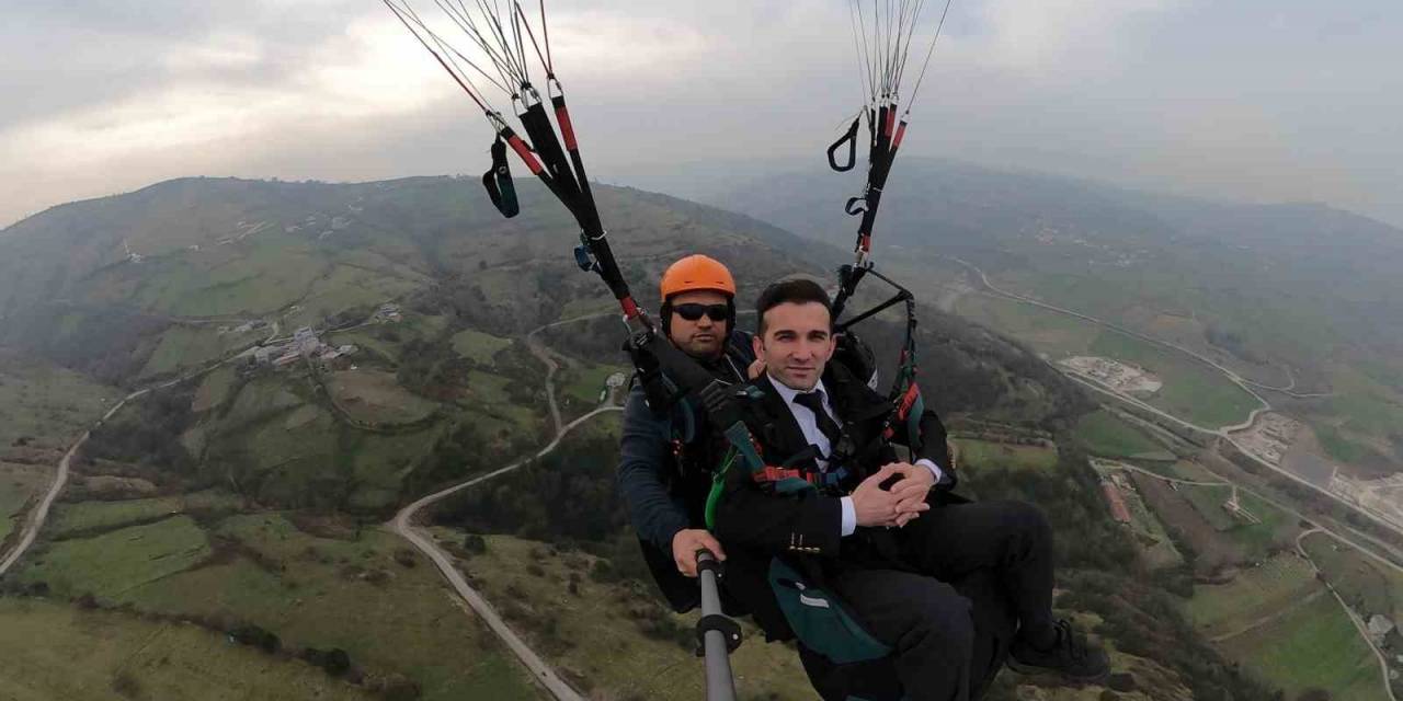 Projelerini Paraşütle Uçarak Anlattı