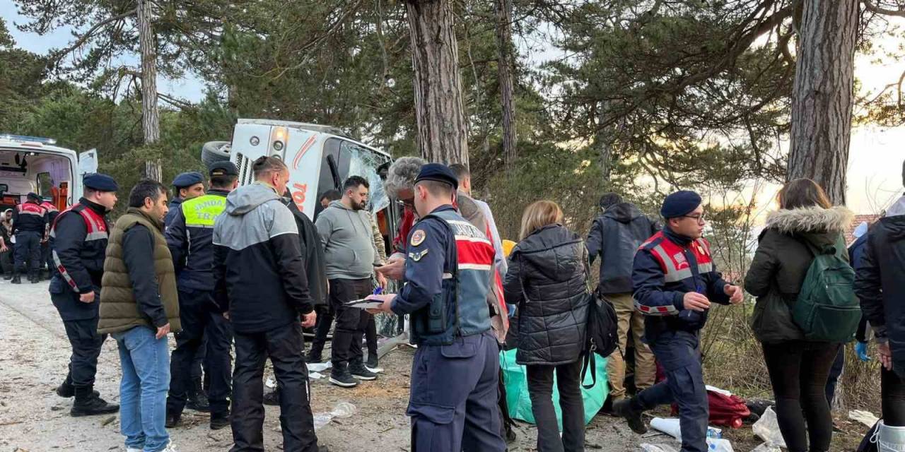 Kartalkaya Yolunda Freni Boşalan Minibüs Devrildi: 14 Yaralı