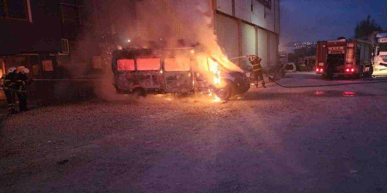 Antakya’da Park Halindeki Minibüs Alevlere Teslim Oldu