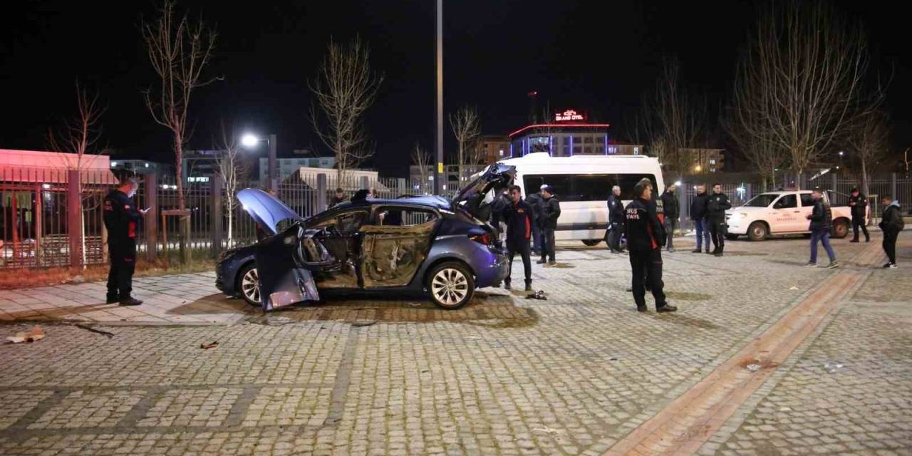 Muş’ta Park Halindeki Araçta Patlama Meydana Geldi, Sürücü Yaralandı