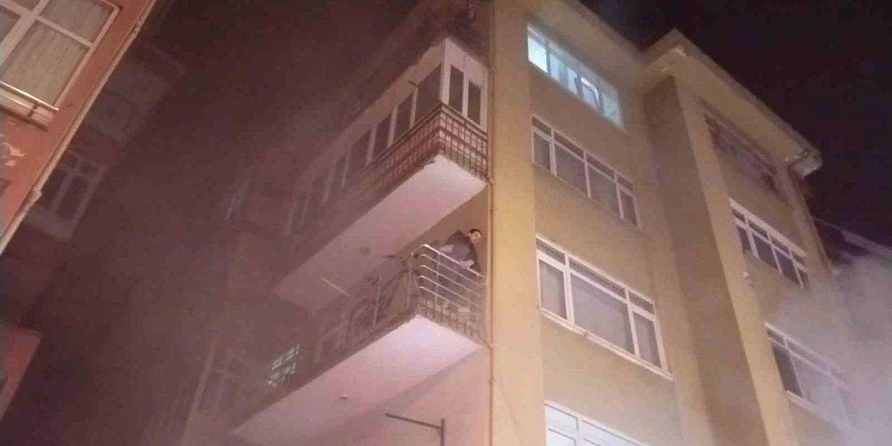 Kartal’da Yangında Mahsur Kalanları İtfaiye Ekipleri Kurtardı