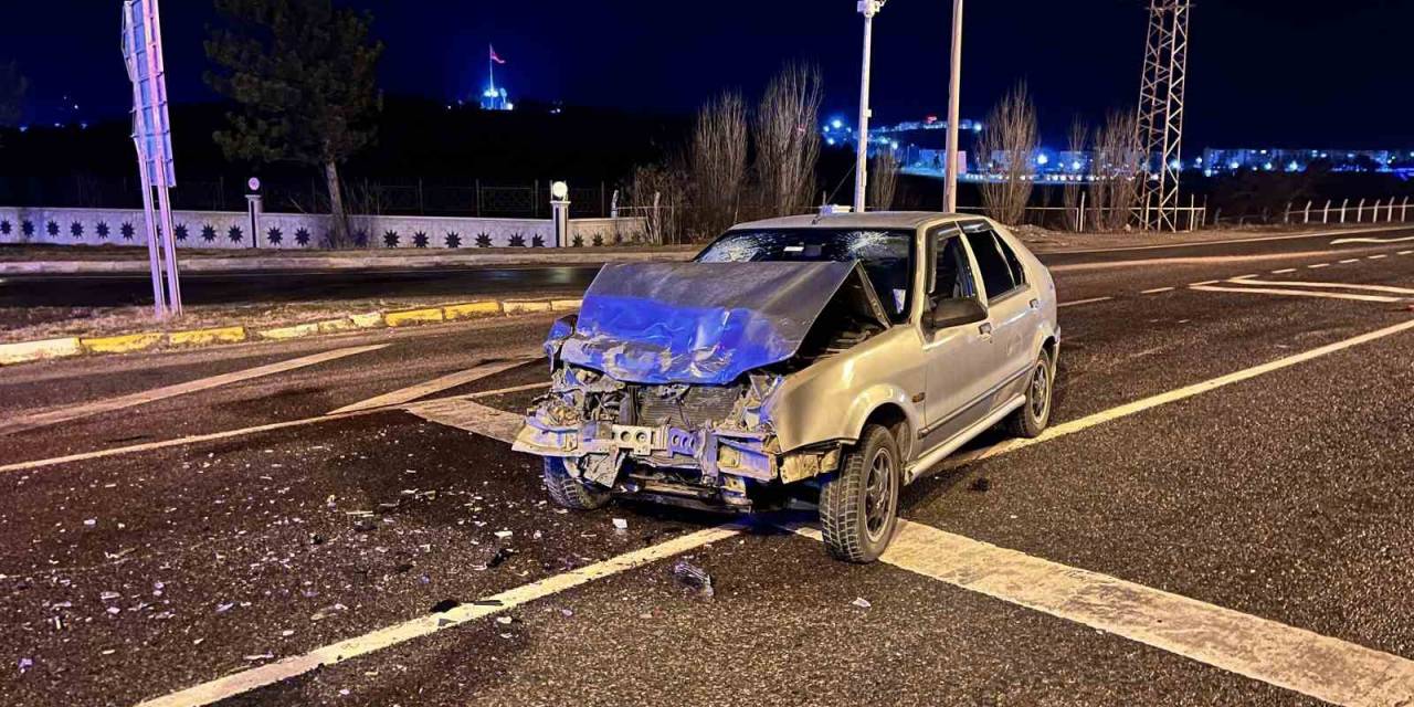 Kayganlaşan Yol Kazayı Beraberinde Getirdi:2 Yaralı