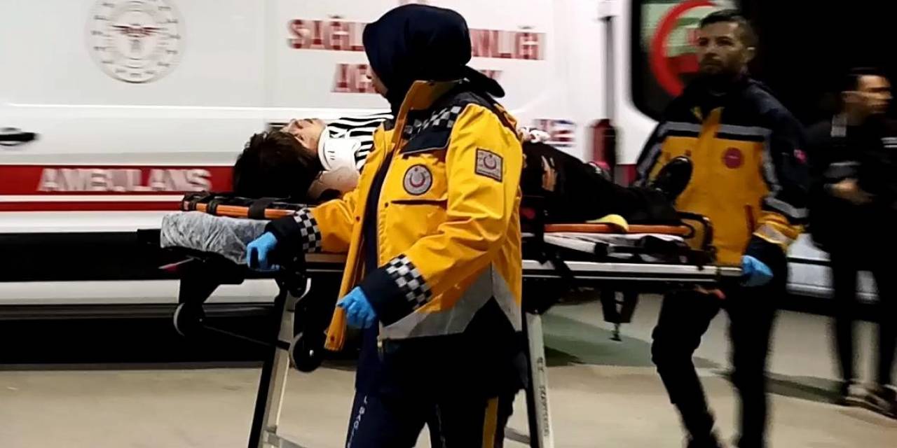 Takla Atan Araç 50 Metre Sürüklendi: 1’i Ağır 4 Yaralı