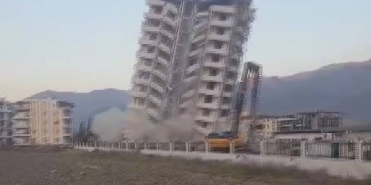 Halatla Çekilen 11 Katlı Binanın Kağıt Gibi Yerle Bir Olduğu Anlar Kamerada