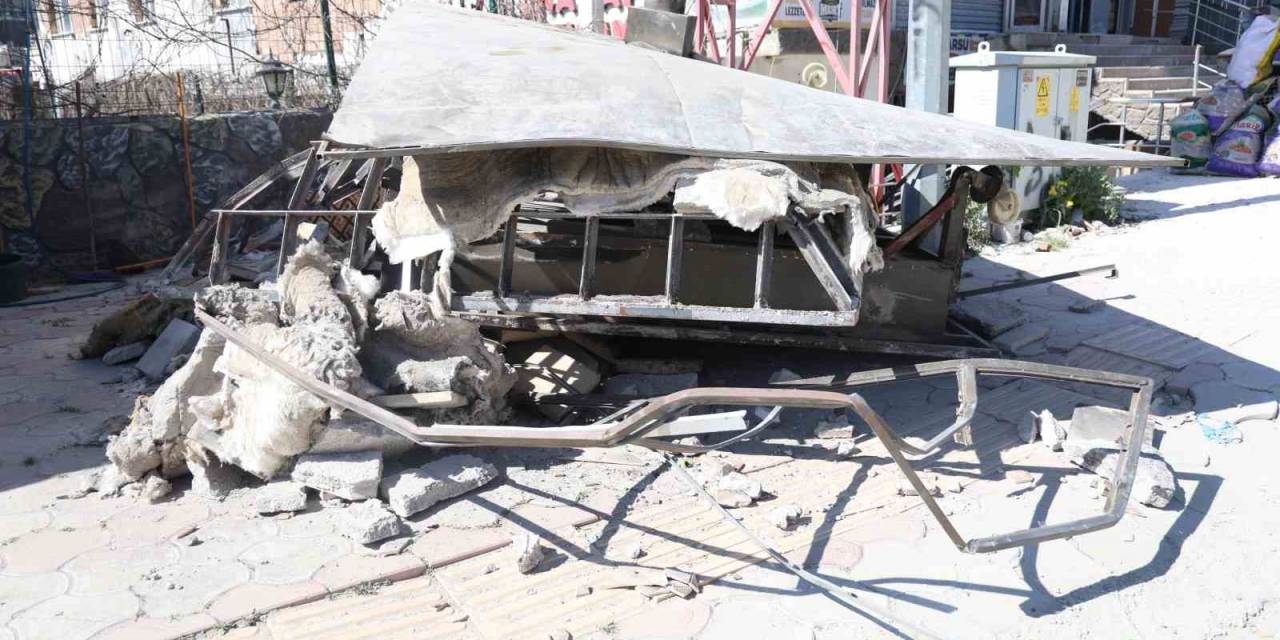 Hasarlı Binadan Vinçle Çıkarılmak İstenen Fırın Yere Çakıldı: O Anlar Kamerada