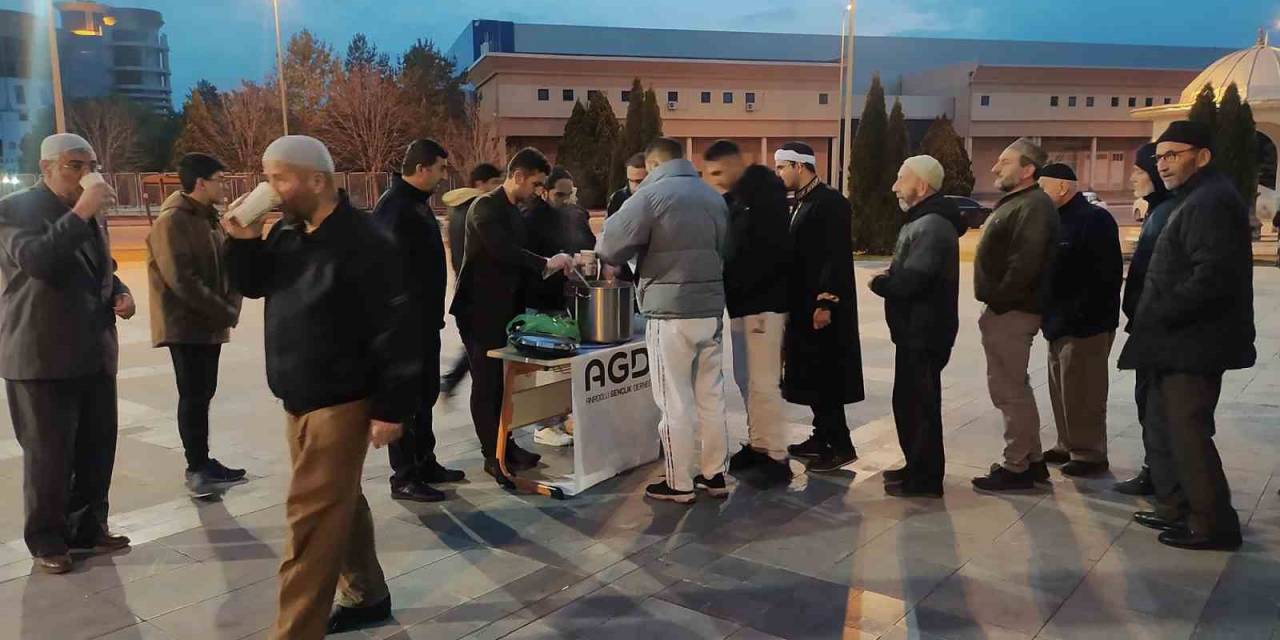 Cami Çıkışında Sıcak Karşılama