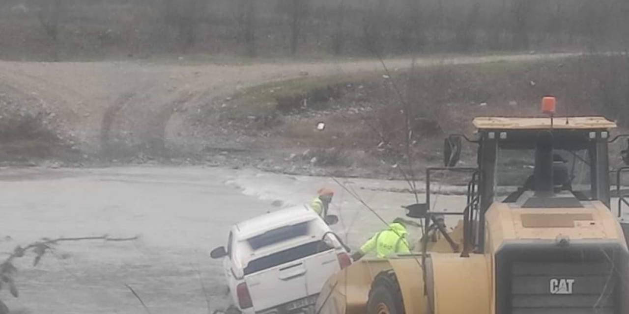 Aracıyla Çaydan Geçmek İsterken Mahsur Kaldı