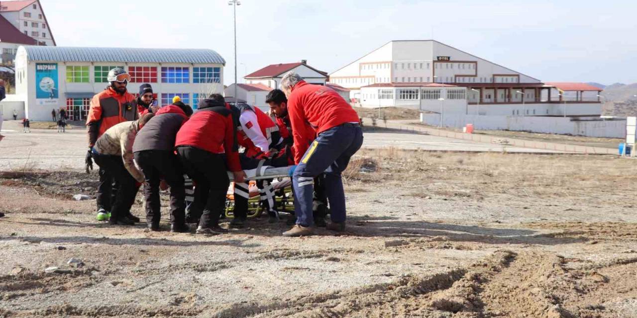 Kayak Yaparken Ayağı Kırıldı, İmdadına Ambulans Helikopter Yetişti