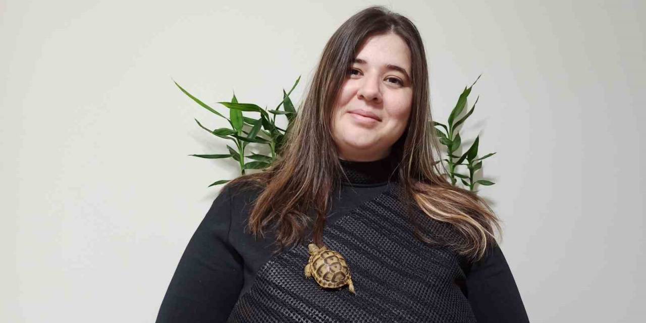 Kahramanmaraş’ta Yol Kenarında Bulduğu Kaplumbağayı Evinde Besliyor