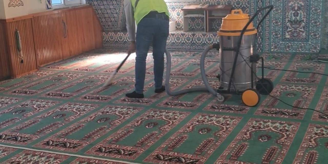 Burhaniye De Camilere Ramazan Temizliği