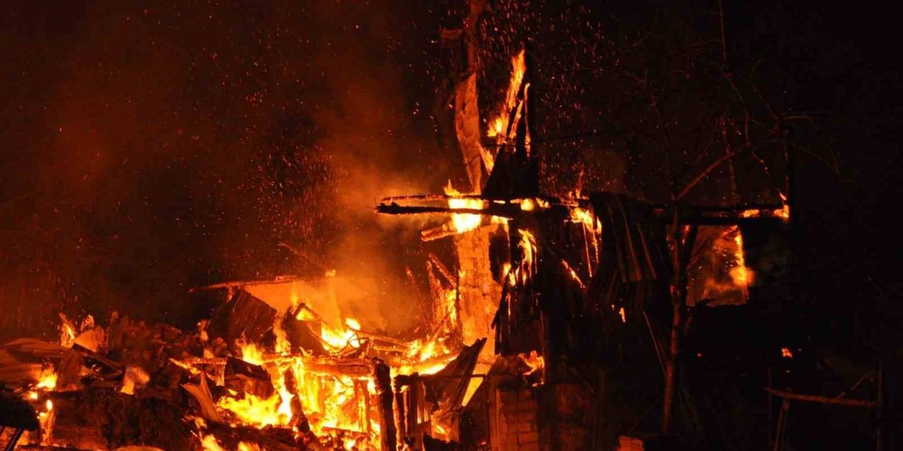 Bolu’da Çıkan Yangın 3 Katlı Ev, Ahır Ve Samanlığı Kül Etti