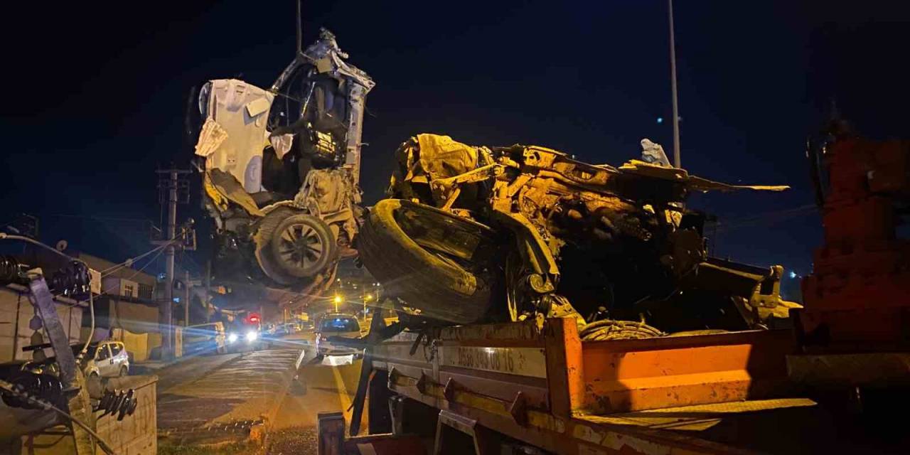 Diyarbakır’da Beton Direğe Çarpan Sürücü Hayatını Kaybetti