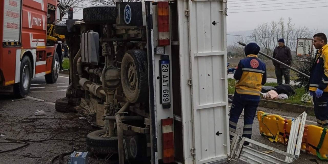 Samsun’da Yoldan Çıkan Kamyon Aydınlatma Direğine Çarptı: 4 Yaralı