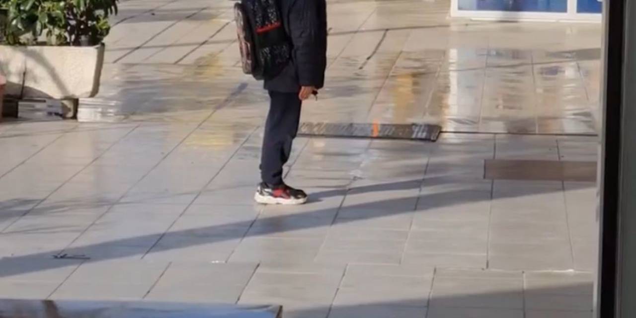 Küçük Çocuk Türk Bayrağının Karşısına Geçip İstiklal Marşı Okudu