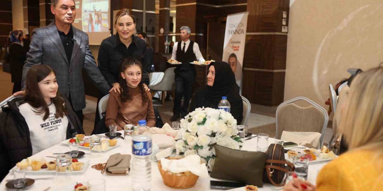 Gölbaşı Belediye Başkanı Şimşek Kadın Esnafla Bir Araya Geldi