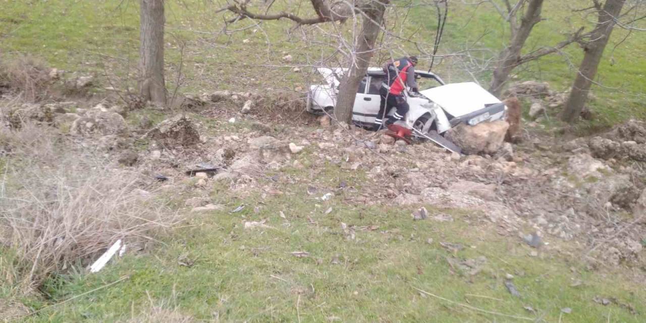 Mardin’de Devrilen Otomobildeki 2 Kişi Yaralandı