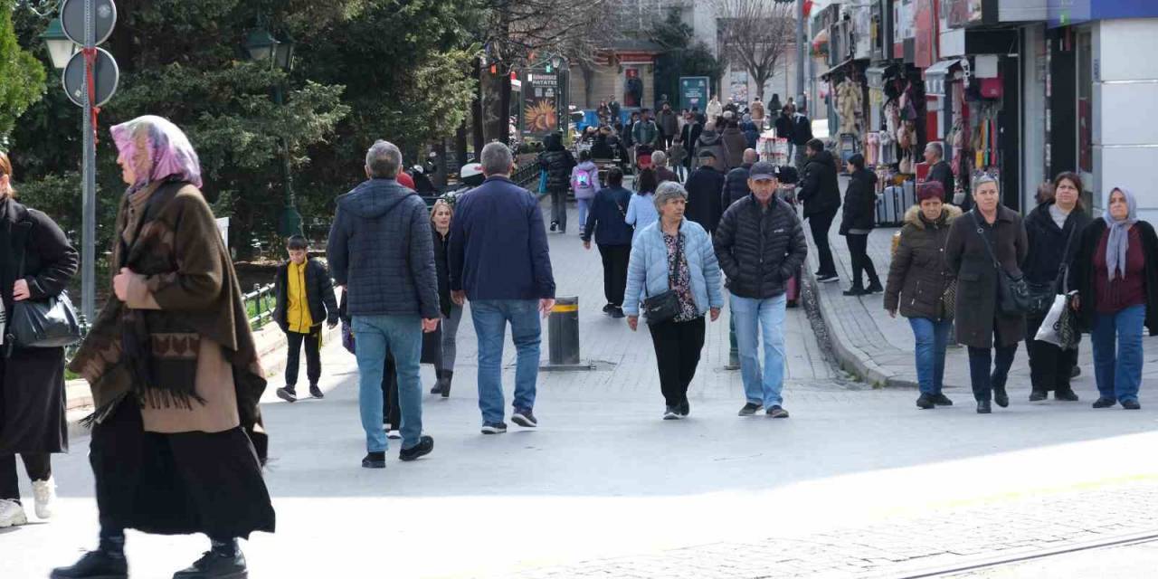 Güzel Havayı Fırsat Bilen Vatandaşlar Sokaklara Akın Etti